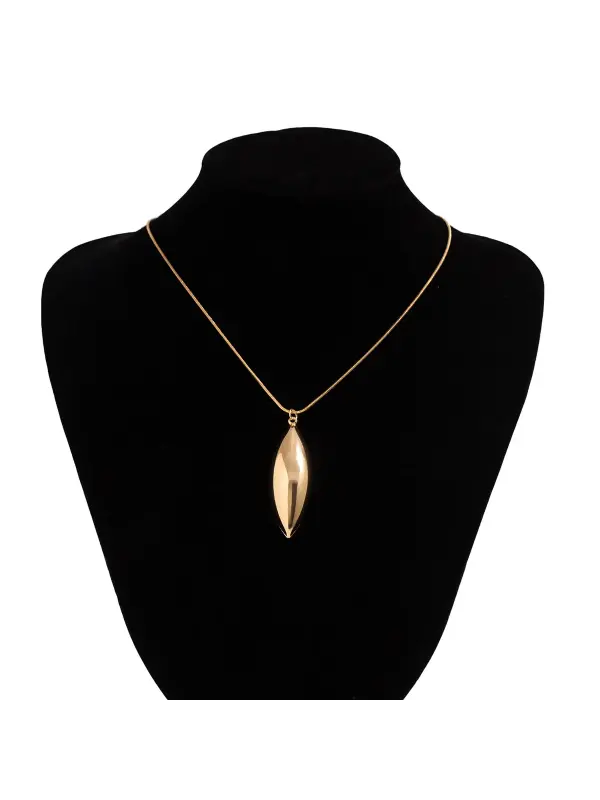 Colar dourado minimalista com pingente de folha alongada exibido em busto preto para destaque do design