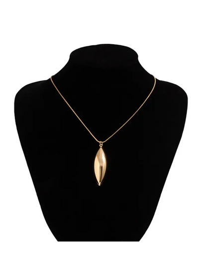 Colar dourado minimalista com pingente de folha alongada exibido em busto preto para destaque do design