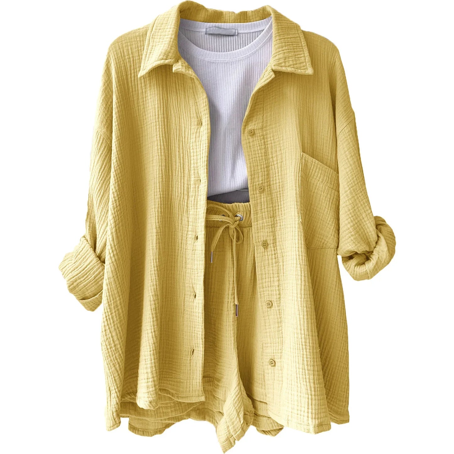 Conjunto amarelo suave com camisa soltinha e shorts com amarração, estilo casual chic.