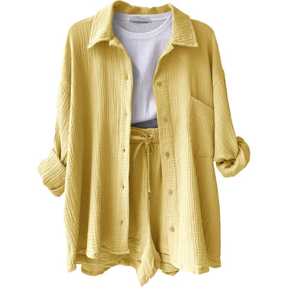 Conjunto amarelo suave com camisa soltinha e shorts com amarração, estilo casual chic.