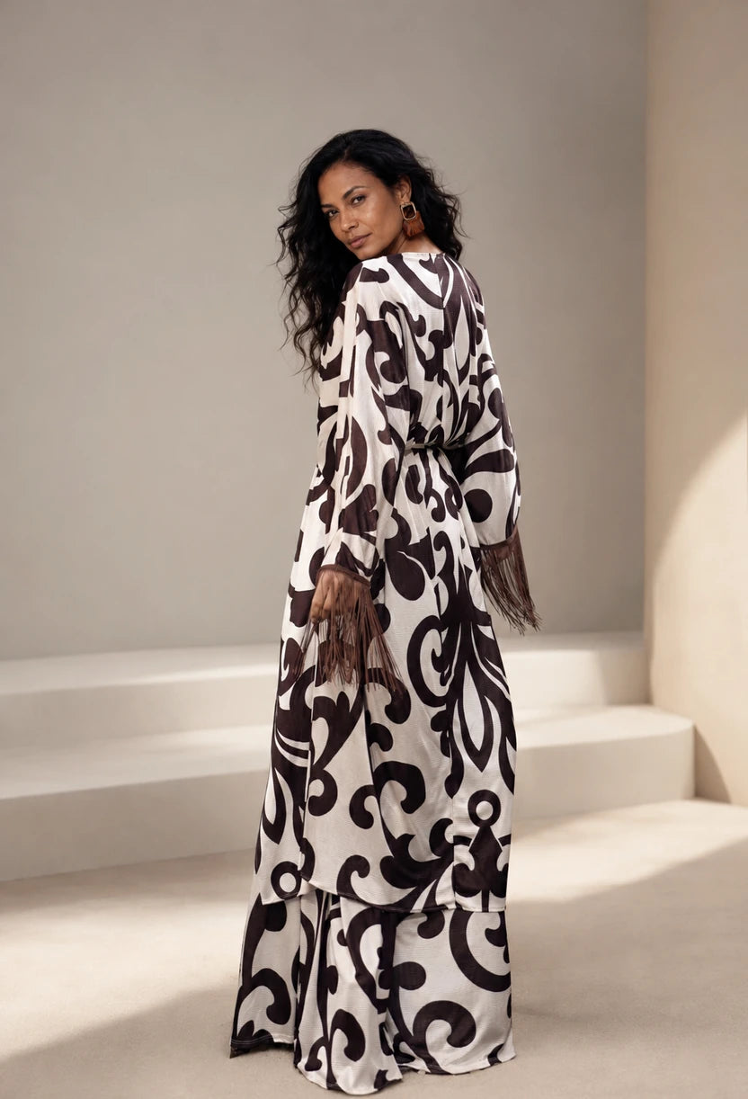 Conjunto Atena Dress Eleven visto de costas, kaftan longo estampado com franjas nas mangas.