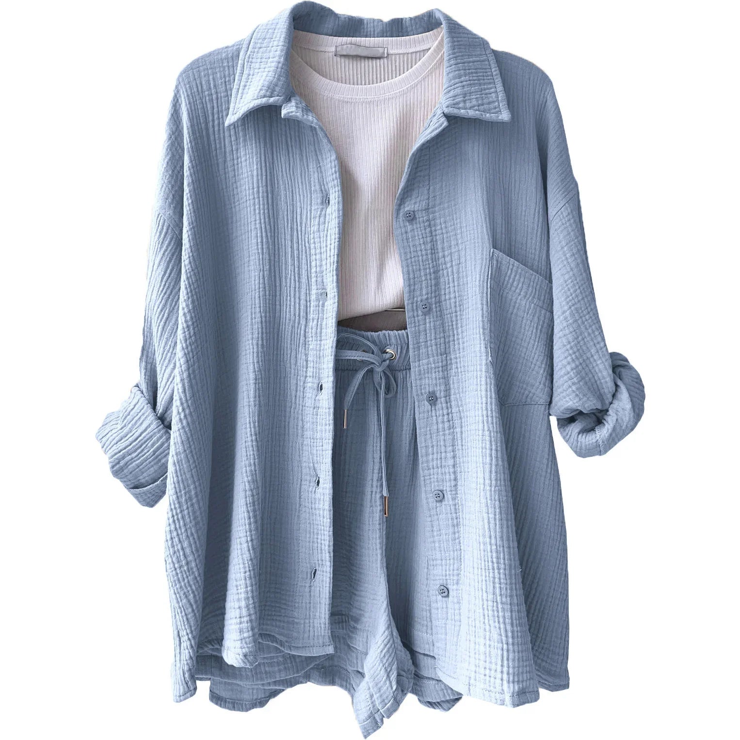 Conjunto azul bebê com visual clean e romântico, composto por camisa oversized e shorts.

