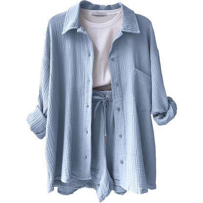 Conjunto azul bebê com visual clean e romântico, composto por camisa oversized e shorts.

