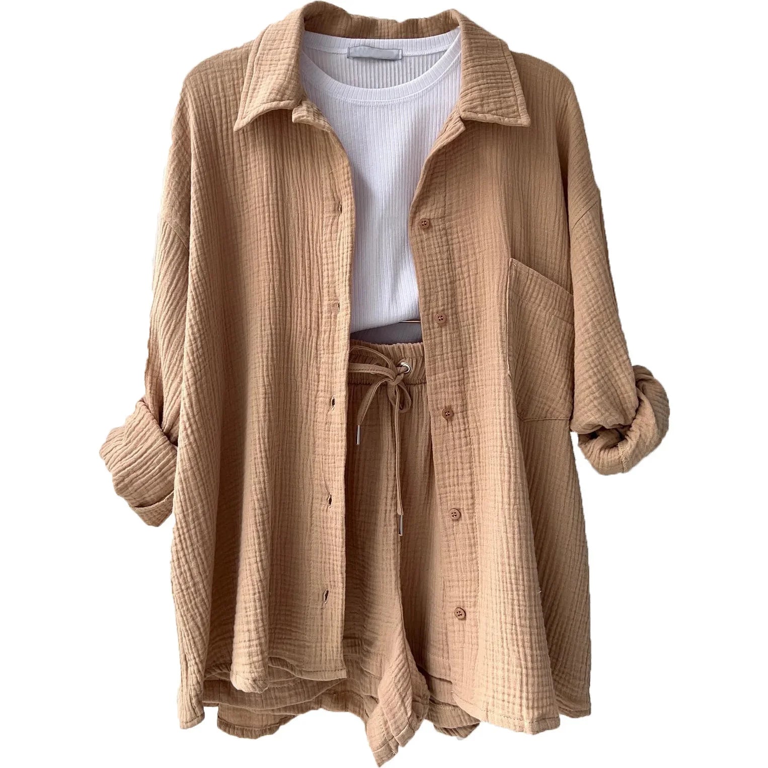 Conjunto bege caramelo com camisa longa e shorts soltos, ideal para composições neutras sofisticadas.