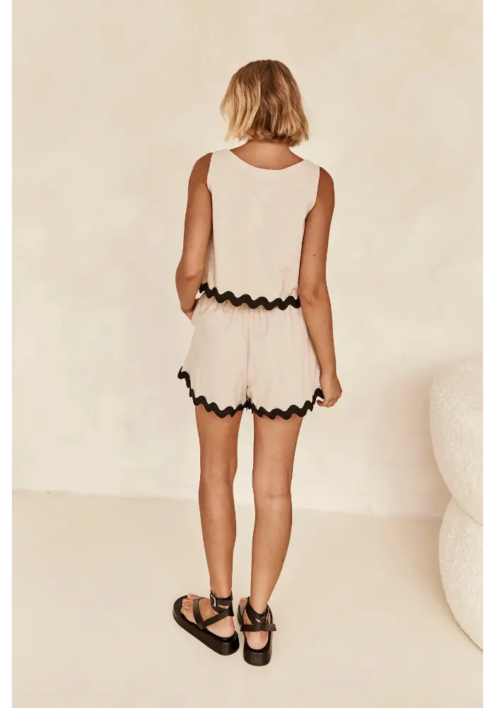 Parte de trás do Conjunto Bella, mostrando o corte reto da blusa e o elástico da cintura com detalhe ondulado.