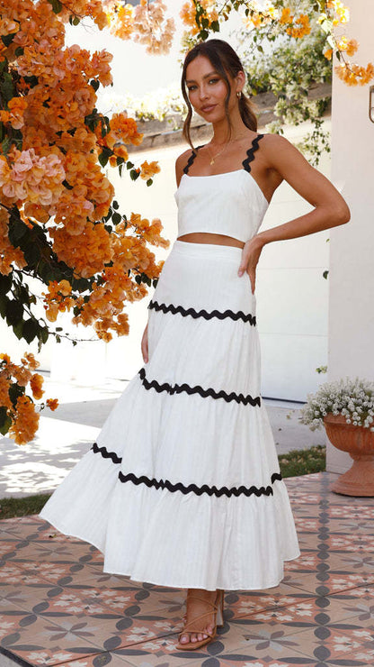 Conjunto branco elegante com top cropped e saia midi, ambos com acabamento ondulado preto em contraste