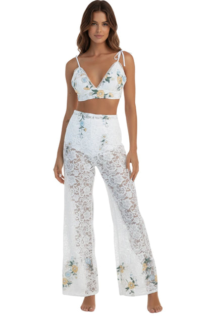 Close da barra da calça pantalona de renda bordada do Conjunto Oceano Dress Eleven, mostrando o bordado floral e transparência sofisticada.