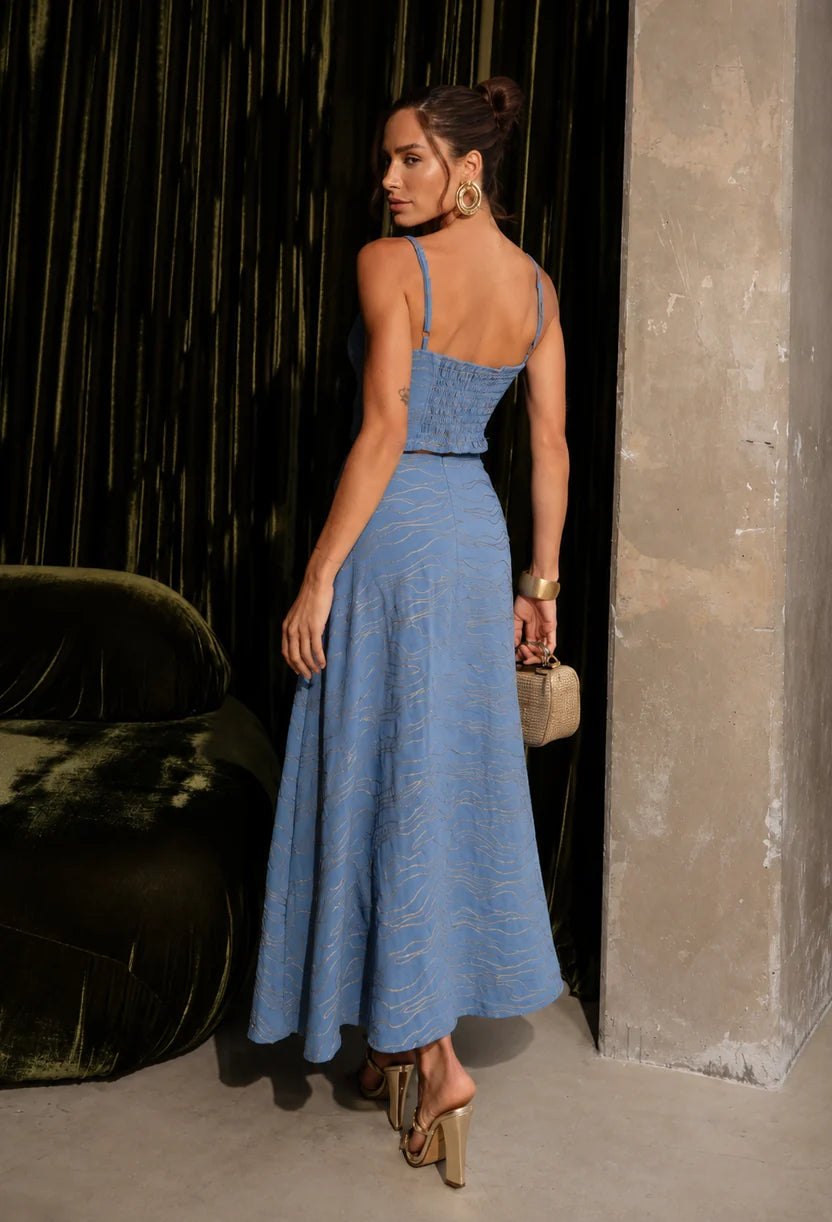 Costas do Conjunto Capri azul com lastex, top de alcinhas franzido e saia midi de caimento leve