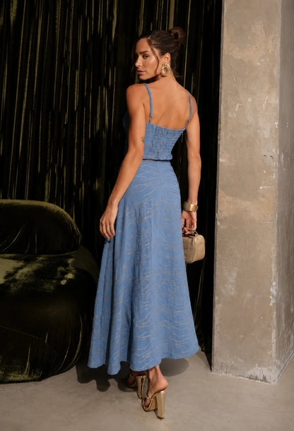 Costas do Conjunto Capri azul com lastex, top de alcinhas franzido e saia midi de caimento leve