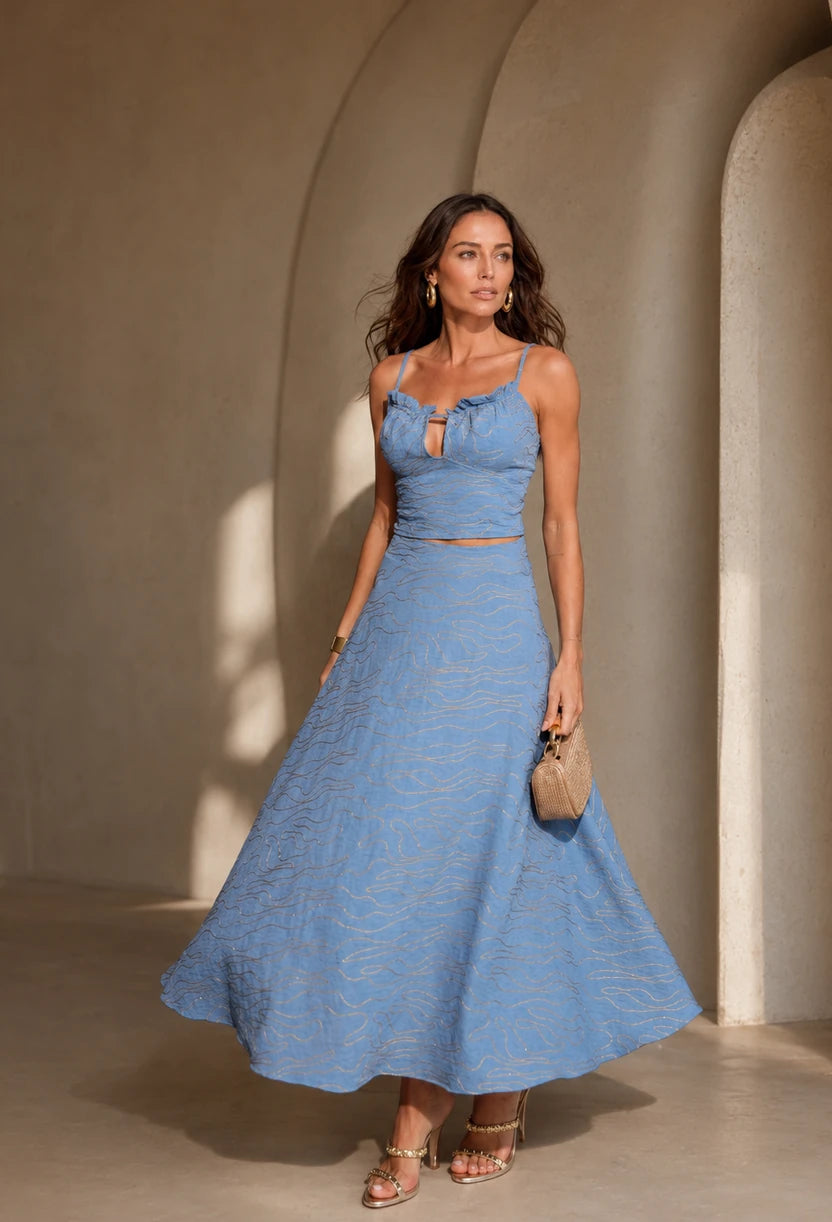 Conjunto Capri azul feminino: top de alcinhas bordado e saia midi evasê, look elegante Old Money