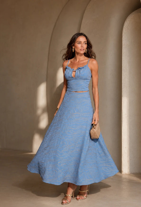 Conjunto Capri azul feminino: top de alcinhas bordado e saia midi evasê, look elegante Old Money