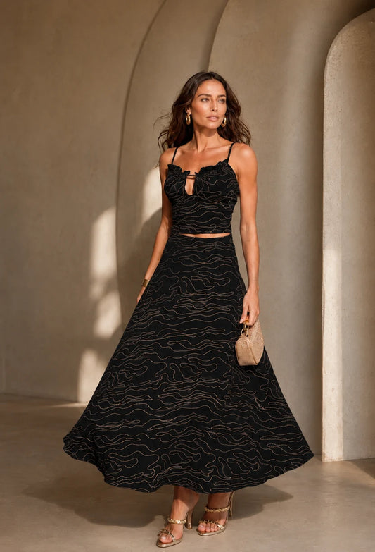 Conjunto Capri preto da Dress Eleven: top de alcinhas bordado e saia midi evasê