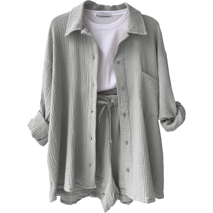 Conjunto cinza claro com textura delicada e modelagem ampla, ideal para dias leves.

