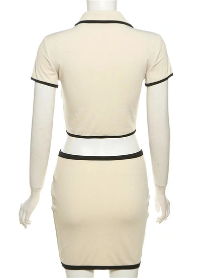Vista traseira do conjunto feminino off-white com bordas pretas em manequim, destacando caimento e acabamento

