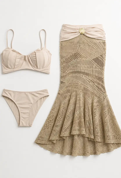 Modelo com o conjunto Grécia Dress Eleven em macramê nude, look completo de verão.