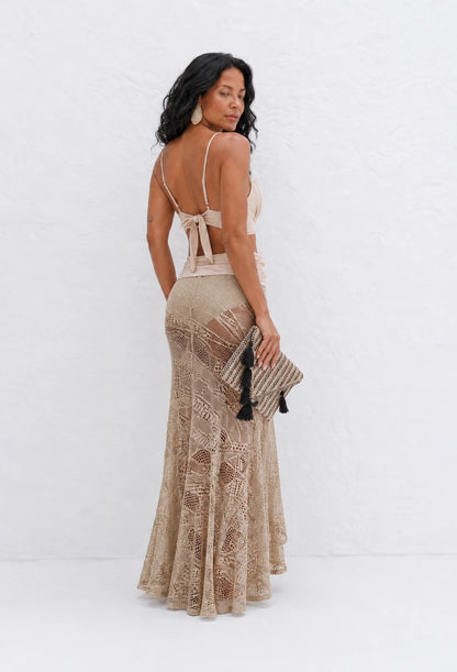 Saia franzida com aviamento de metal do conjunto Grécia Dress Eleven em macramê nude.