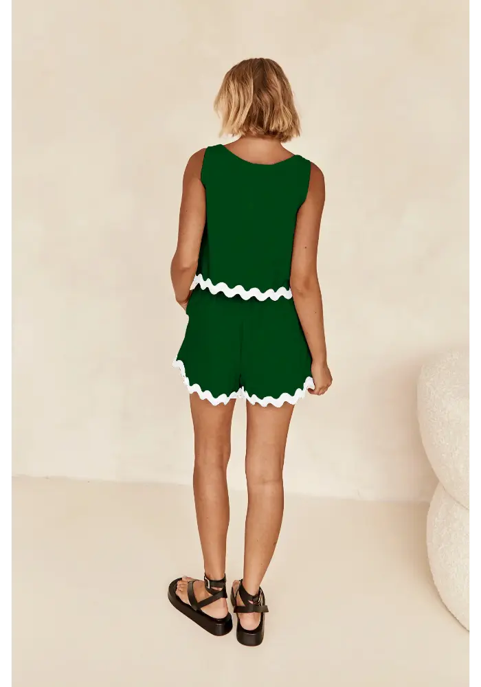 Conjunto Luana verde visto de costas com acabamento ondulado branco e short soltinho