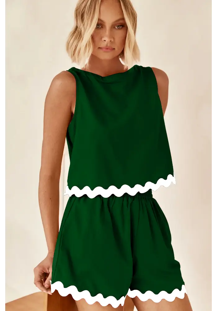 Conjunto Luana verde com acabamento ondulado branco na cintura e barra, estilo casual chic

