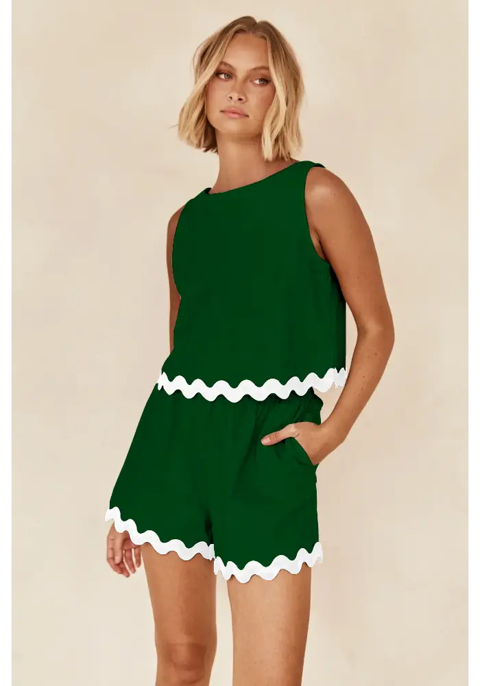 Conjunto Luana verde com acabamento ondulado branco e mão no bolso, ideal para dias ensolarados