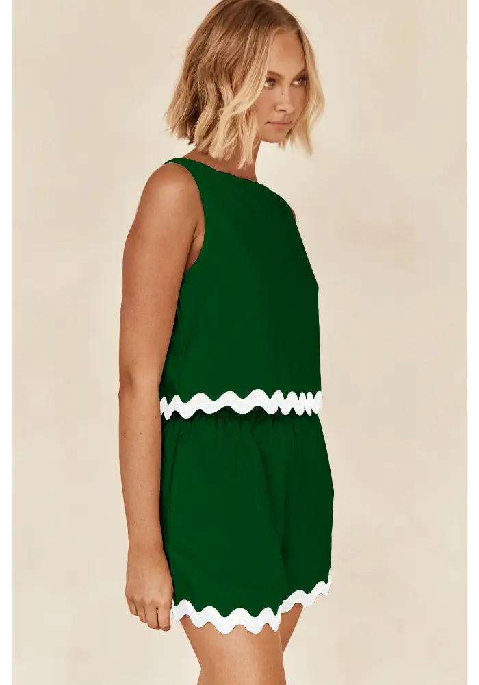 Conjunto Luana verde visto de lado com acabamento ondulado branco e caimento leve