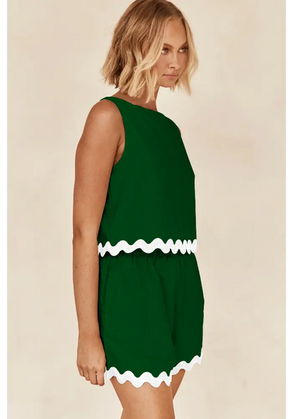 Conjunto Luana verde visto de lado com acabamento ondulado branco e caimento leve