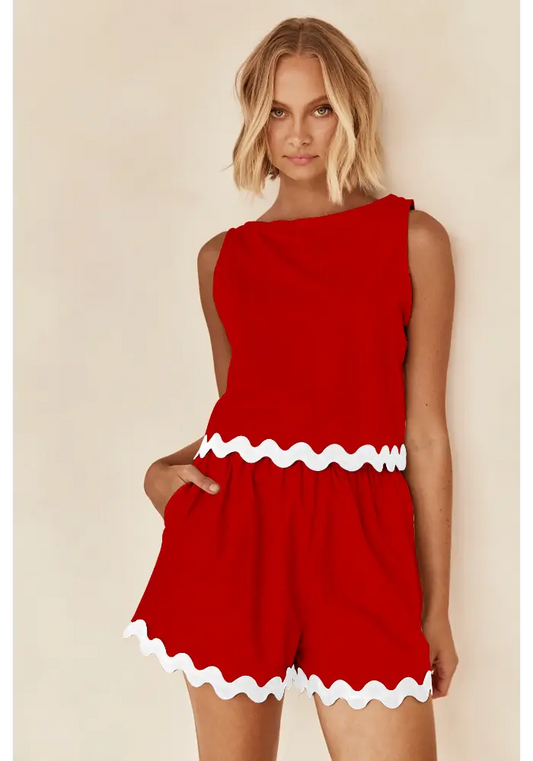 Conjunto Luana vermelho com acabamento ondulado branco e modelagem soltinha elegante