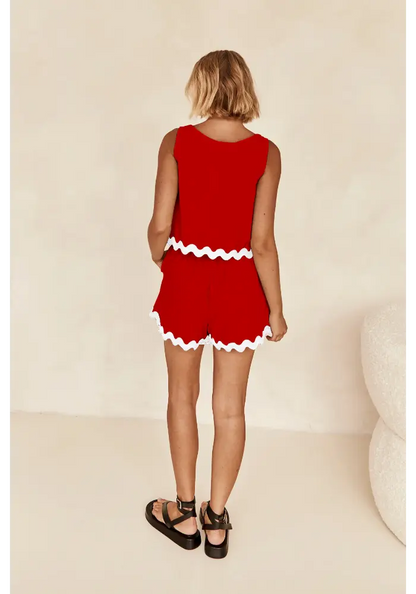 Conjunto Luana vermelho visto de costas com acabamento ondulado branco e short soltinho