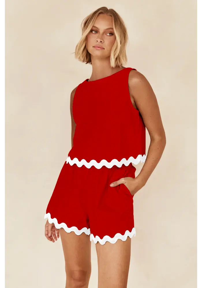 Conjunto Luana vermelho com acabamento ondulado branco na cintura e barra, modelagem soltinha e elegante