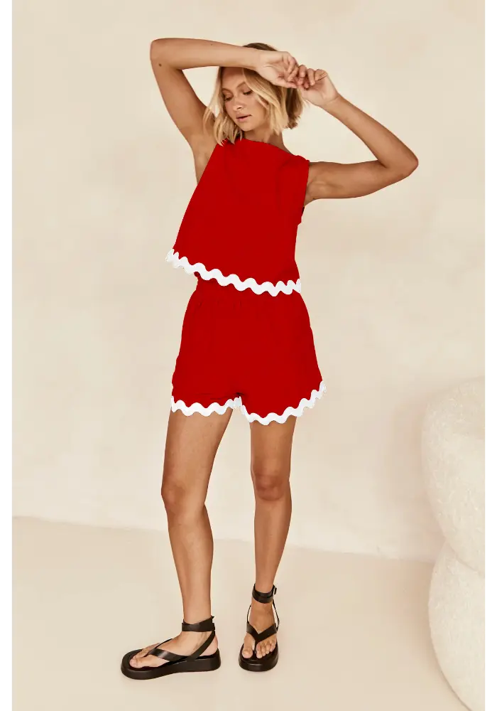 Conjunto Luana vermelho com detalhe ondulado branco e pose descontraída com mão na cabeça
