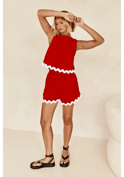 Conjunto Luana vermelho com detalhe ondulado branco e pose descontraída com mão na cabeça