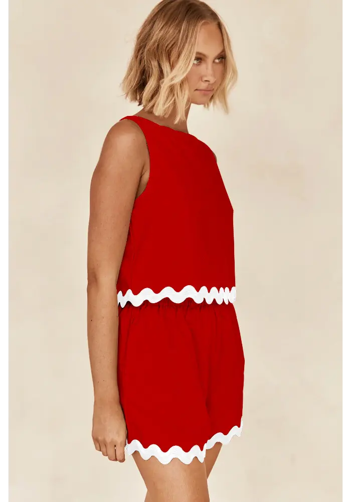 Conjunto Luana vermelho visto de lado com detalhe ondulado branco na barra e cintura