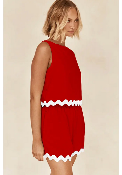 Conjunto Luana vermelho visto de lado com detalhe ondulado branco na barra e cintura