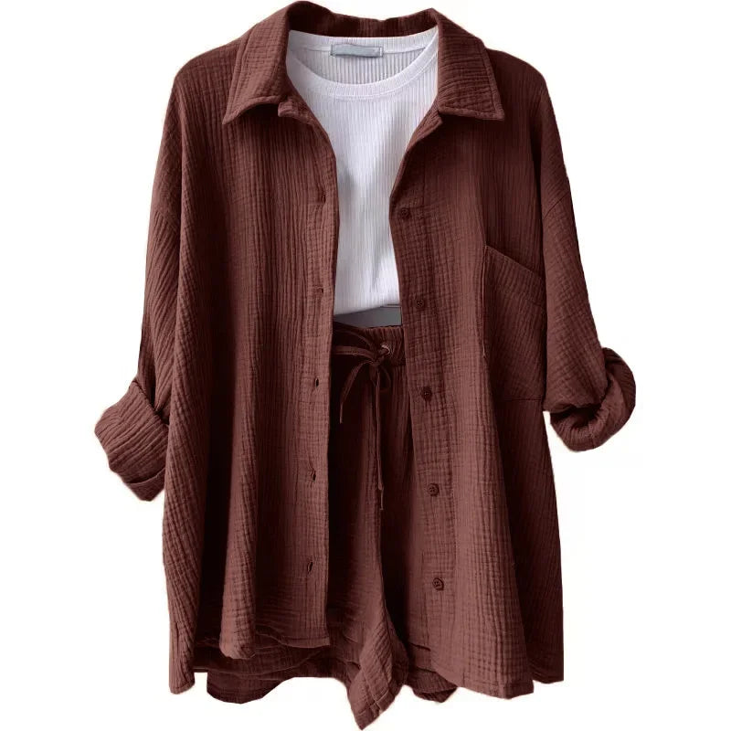 Conjunto marrom chocolate com camisa alongada e shorts soltos, estilo neutro e sofisticado.