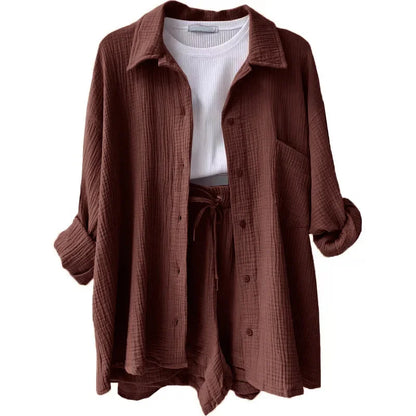 Conjunto marrom chocolate com camisa alongada e shorts soltos, estilo neutro e sofisticado.