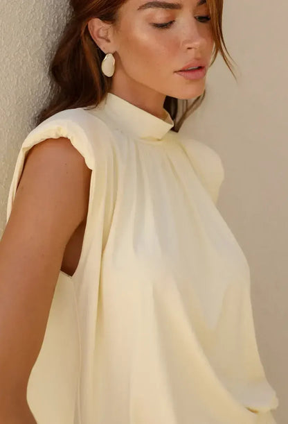 Detalhe da blusa gola alta do conjunto Milano Dress Eleven em amarelo manteiga.