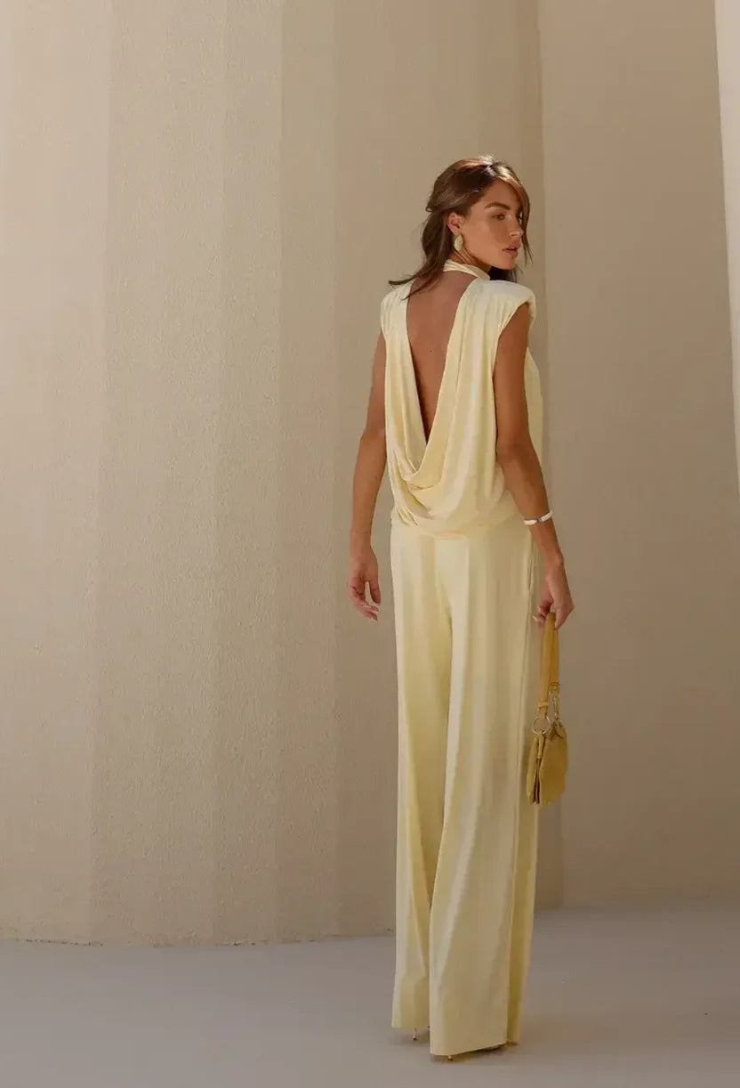 Conjunto Milano Dress Eleven amarelo manteiga visto de costas, com drapeado nas costas.