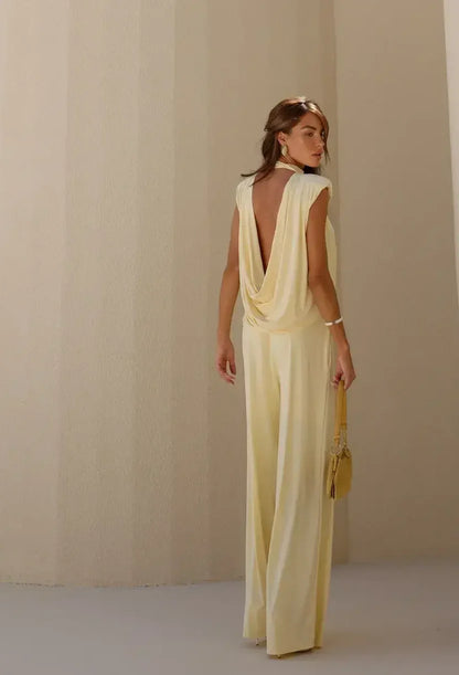 Conjunto Milano Dress Eleven amarelo manteiga visto de costas, com drapeado nas costas.
