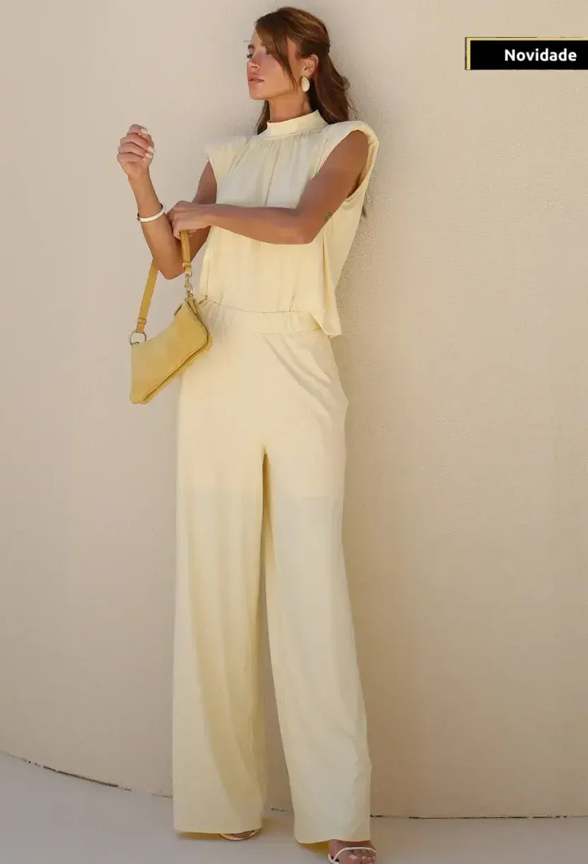 Conjunto Milano Dress Eleven amarelo manteiga com blusa gola alta e pantalona ampla, vista frontal.