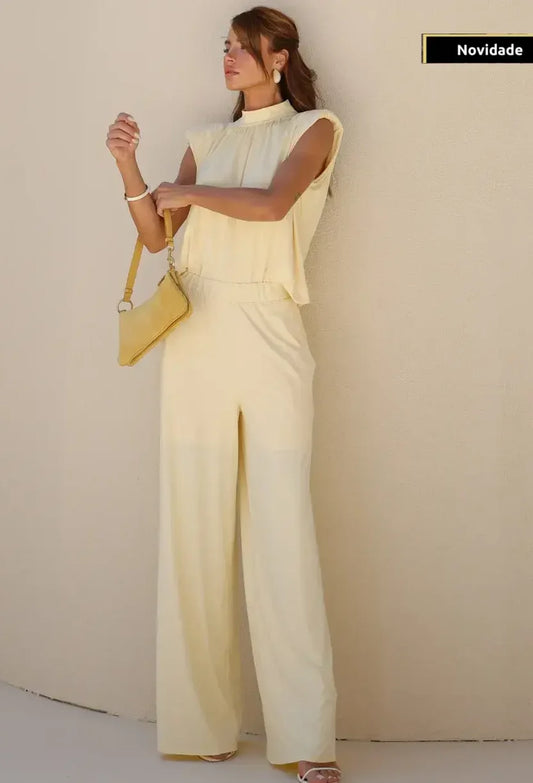 Conjunto Milano Dress Eleven amarelo manteiga com blusa gola alta e pantalona ampla, vista frontal.