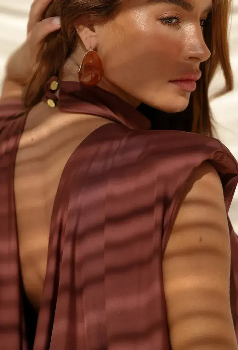 Detalhe das costas abertas com drapeado do conjunto Milano Dress Eleven em chocolate.