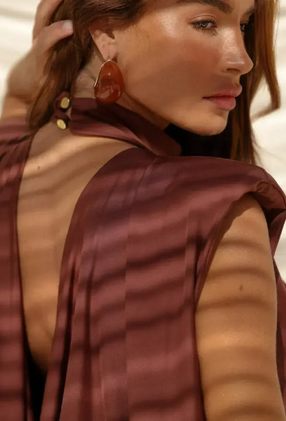 Detalhe das costas abertas com drapeado do conjunto Milano Dress Eleven em chocolate.