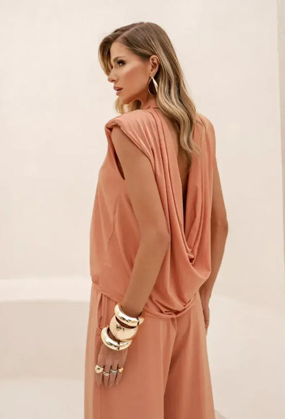 Detalhe do drapeado nas costas do conjunto Milano Dress Eleven em coral.