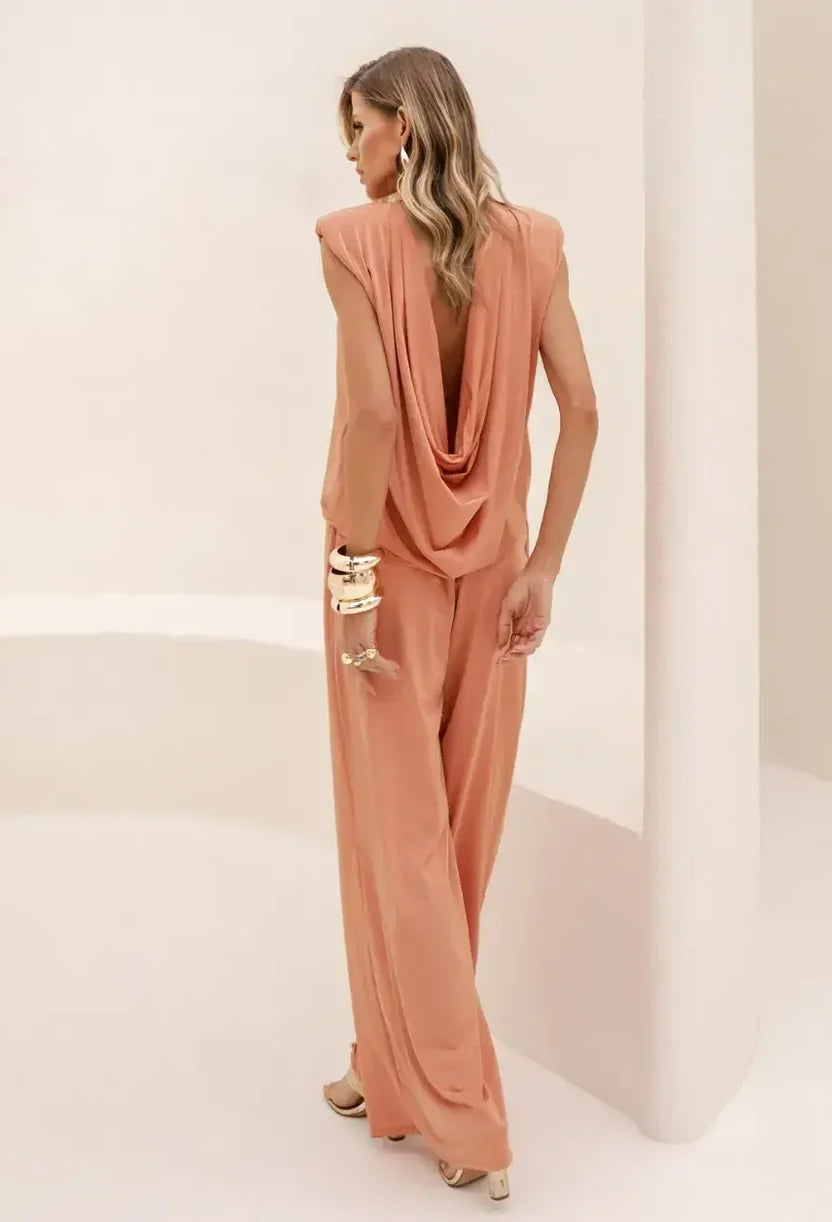 Conjunto Milano Dress Eleven coral visto de costas, com drapeado nas costas.