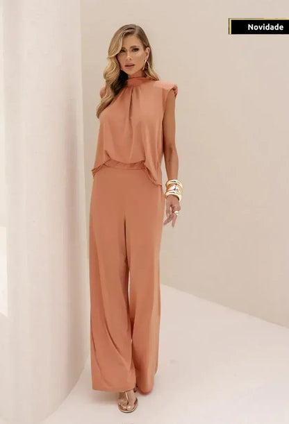 Conjunto Milano Dress Eleven coral com blusa gola alta e pantalona ampla, vista frontal.