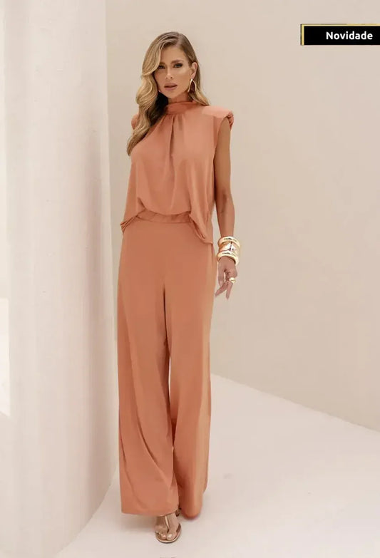 Conjunto Milano Dress Eleven coral com blusa gola alta e pantalona ampla, vista frontal.