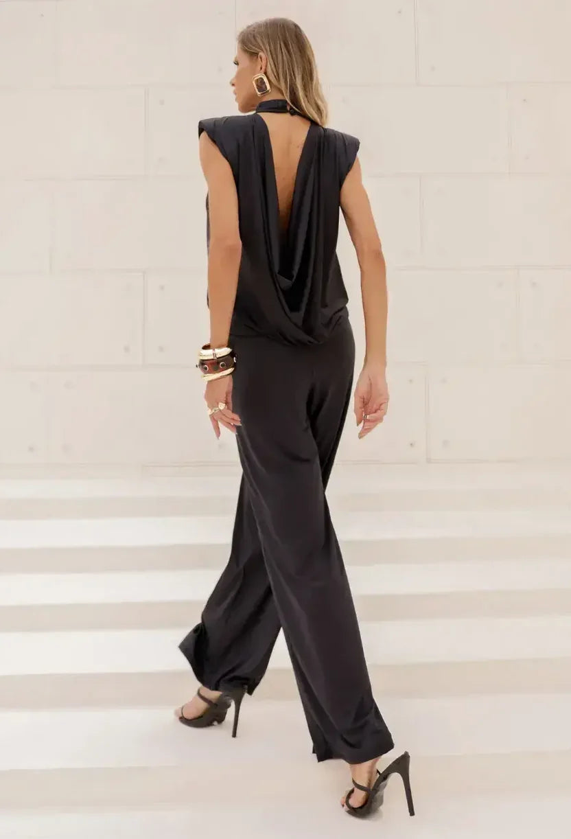 Conjunto Milano Dress Eleven preto visto de costas, com drapeado nas costas.