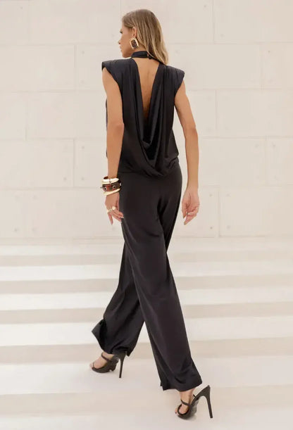 Conjunto Milano Dress Eleven preto visto de costas, com drapeado nas costas.