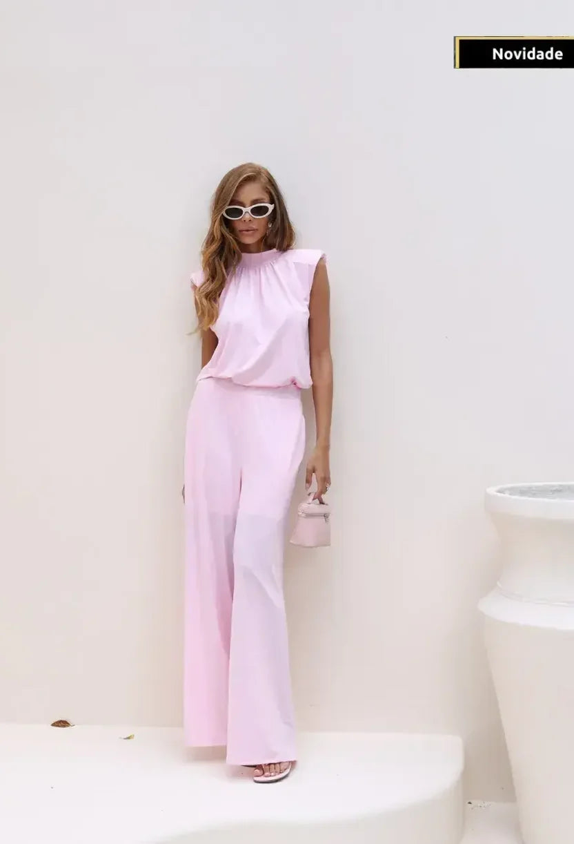 Conjunto Milano Dress Eleven rosa com blusa gola alta e pantalona ampla, vista frontal.