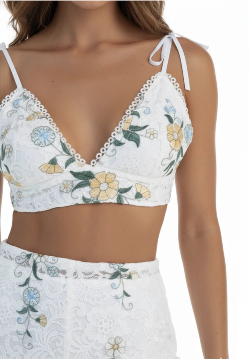 Textura detalhada da renda bordada do Conjunto Oceano Dress Eleven, com flores sutis e acabamento artesanal premium.