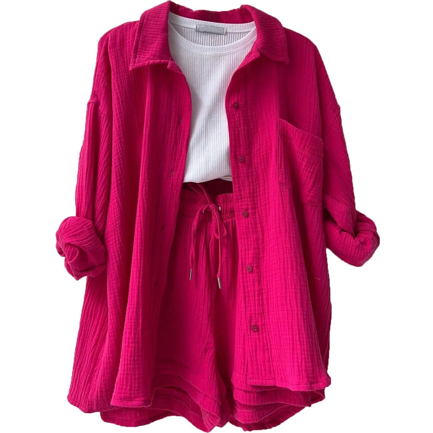  Conjunto pink escuro vibrante com camisa oversized e shorts com cordão, estilo jovem e autêntico.